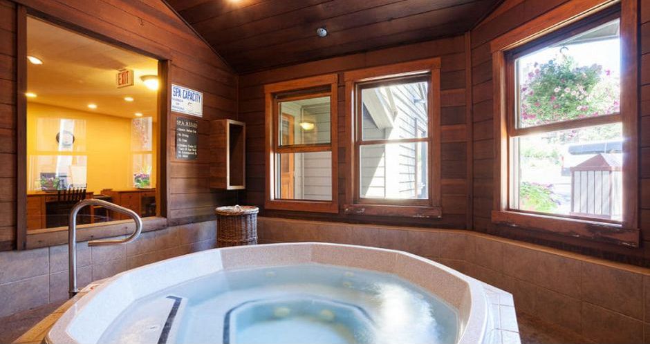 Enjoy indoor and outdoor hot tubs on site. Photo: Resort Lodging Company - image_3